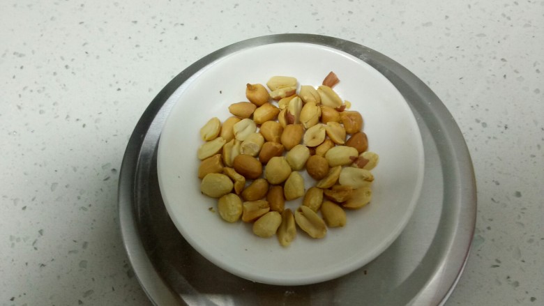 年糕椰蓉小丸子,花生165度烤15分钟，晾凉去皮后备用。