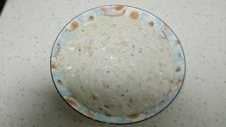 年糕椰蓉小丸子,盘底瑜伽抹油，倒入糯米面。