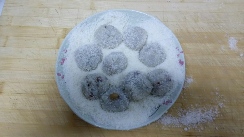 年糕椰蓉小丸子,蒸好晾凉的年糕，均匀切成小剂，用手搓圆，在盛有<a style='color:red;display:inline-block;' href='/shicai/ 630'>椰蓉</a>的盘子里滚一滚，用手揉圆。
