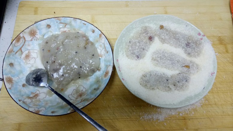 年糕椰蓉小丸子,也可以将蒸好的年糕，压成长饼。