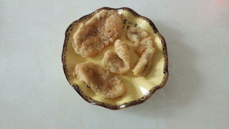 年糕椰蓉小丸子,油锅里炸至金黄捞出。