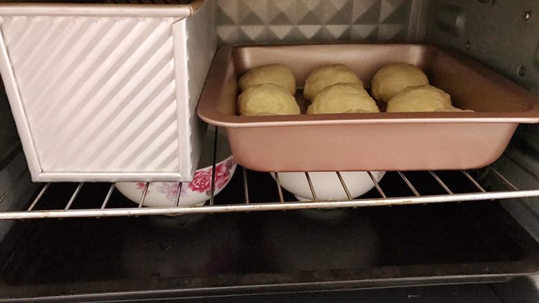 中种淡奶油小餐包,烤箱不通电放入一碗热水,再把烤盘放里面进行二发,水变凉了就换