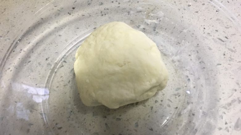 儿童面点系列之泰迪熊,揉成光滑面团,分成三个剂子,一个多一点,另外两个少一点