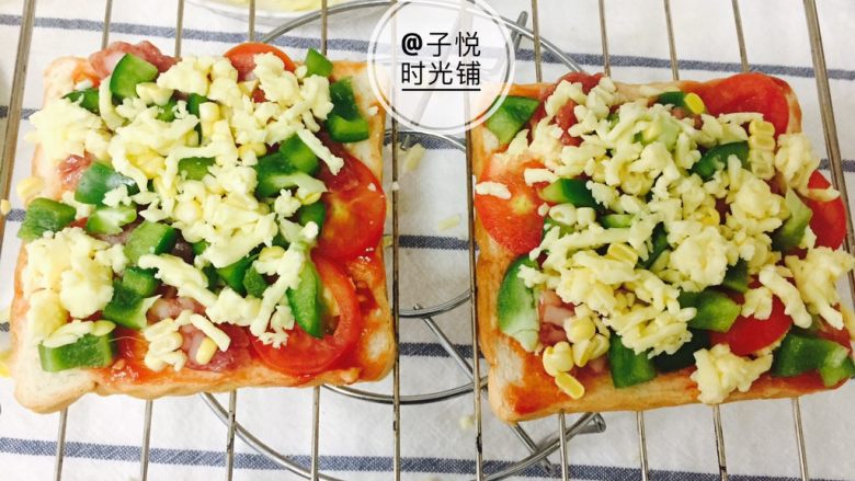 超美味吐司披萨,依次铺上<a style='color:red;display:inline-block;' href='/shicai/ 89994'>小番茄</a>，腊肠，青椒丁，玉米丁，最后撒上一层奶酪。