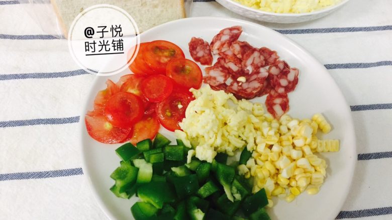 超美味吐司披萨,<a style='color:red;display:inline-block;' href='/shicai/ 4536'>腊肠</a>，西红柿切片，<a style='color:red;display:inline-block;' href='/shicai/ 61'>青椒</a>，玉米切丁备用