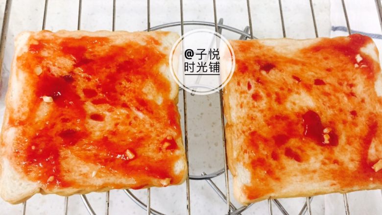 超美味吐司披萨,两片<a style='color:red;display:inline-block;' href='/shicai/ 585'>吐司</a>均匀涂上<a style='color:red;display:inline-block;' href='/shicai/ 699'>番茄酱</a>
