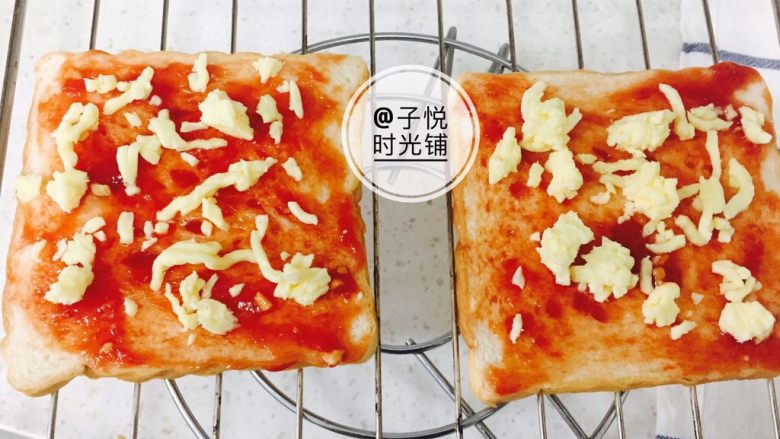 超美味吐司披萨,撒上第一层<a style='color:red;display:inline-block;' href='/shicai/ 884'>奶酪</a>