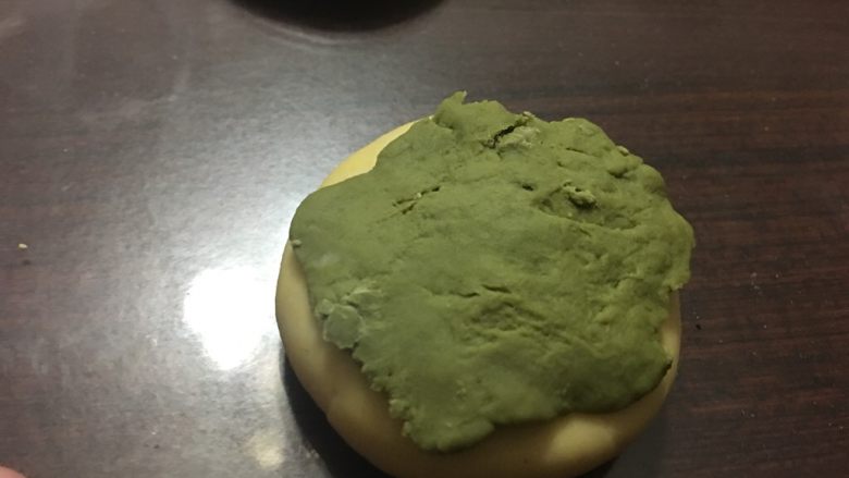 儿童面点系列之巨无霸汉堡王,生菜摆在面包上(下面都是用具体物品来形容)