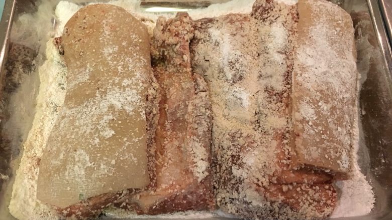 酥炸红糟肉,地瓜粉回潮后看起来湿湿的!