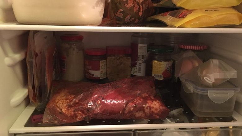 酥炸红糟肉,放冷藏过夜或过过夜,腌入味,想到就去开冰箱给她搓揉下。