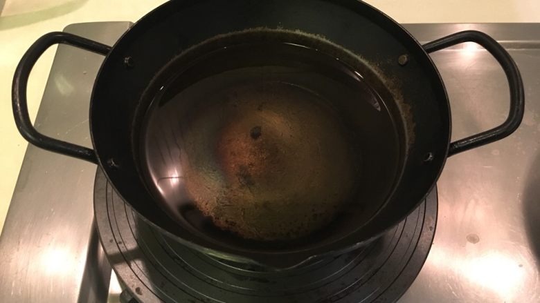 酥炸红糟肉,热油锅!油一定要够热!可丢一些地瓜粉试试!如果起泡泡浮起就差不多了!
