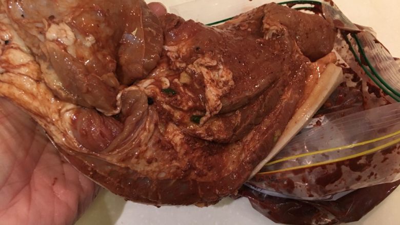 酥炸红糟肉,五花肉取出,拨去多余的腌料