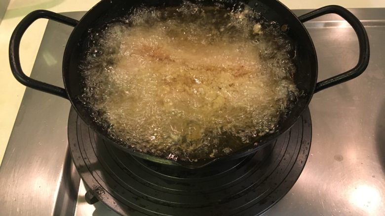 酥炸红糟肉,下油锅炸20~30分钟,视肉的厚度自行调整。
