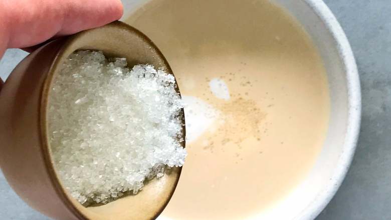 椰香花生酱蒜蓉油麦菜,然后别分放入糖(炼乳)、椰浆。调和成为酱汁。