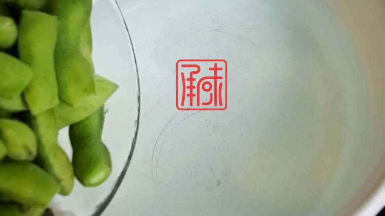 麻香酸辣毛豆,沸水煮毛豆,水开后放盐,煮5-6分钟,记住一定不能超过6分钟,豆子就软了不好吃,颜色也会发黄。
