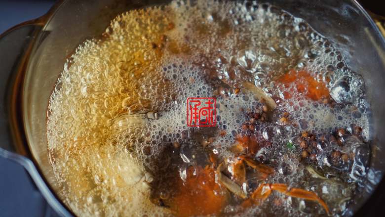 花雕熟醉蟹,然后再把在白酒中泡过活的小湖蟹,放到到里边煮。我比较笨的所有的螃蟹没有绑好就丢了进去,所以螃蟹在水中挣扎,以至于腿都掉了。