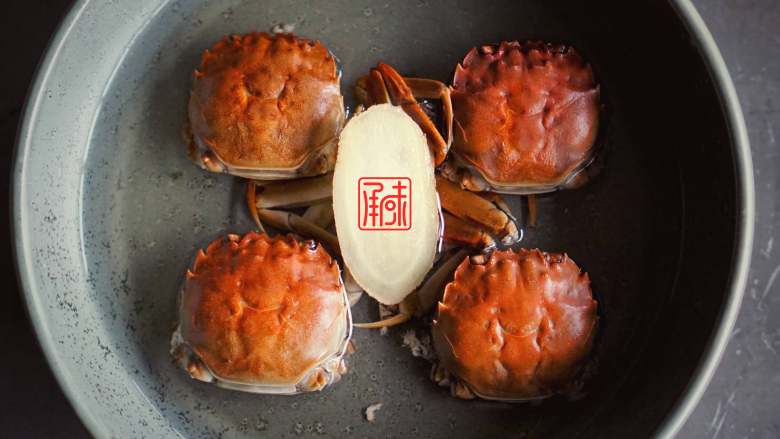 花雕熟醉蟹,然后加入姜片。泡制一个小时后,就可以吃了。