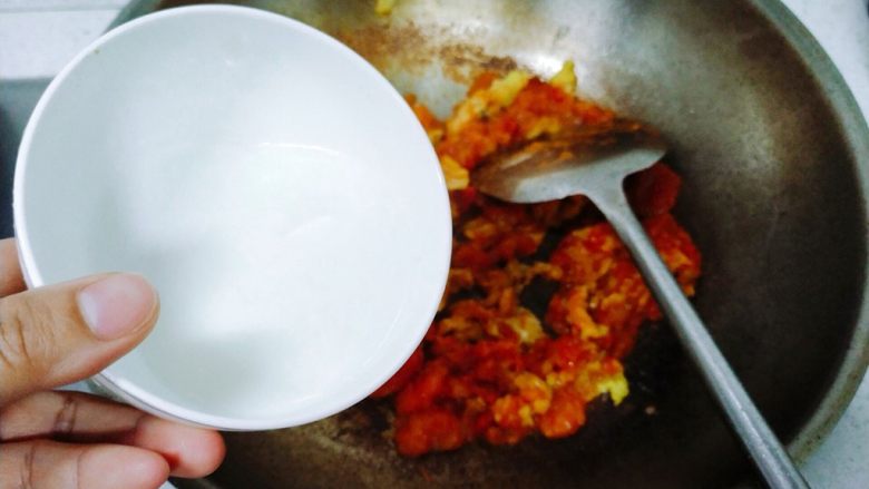 孩子最爱~泡蛋番茄汁,倒入之前调好的水淀粉,翻炒。如果比较干,那就加一点点水。