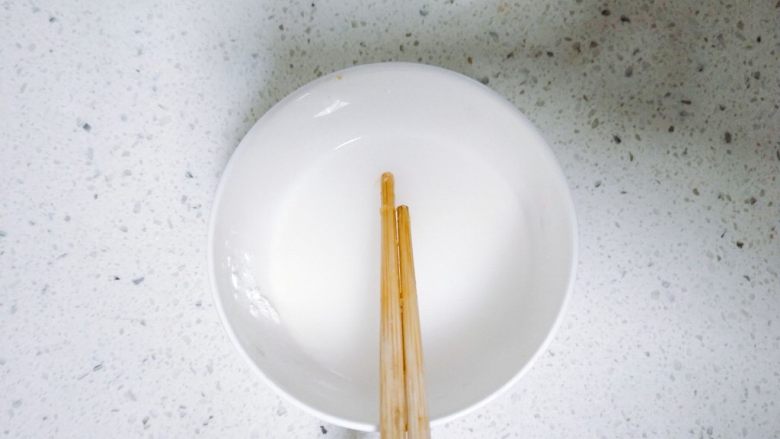 孩子最爱~泡蛋番茄汁,生粉加水,调成水淀粉,宁愿偏稀一点,也不要粘稠。