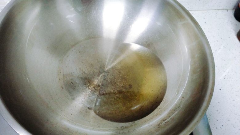 孩子最爱~泡蛋番茄汁,锅里加油,油可以稍微多一点,大火。