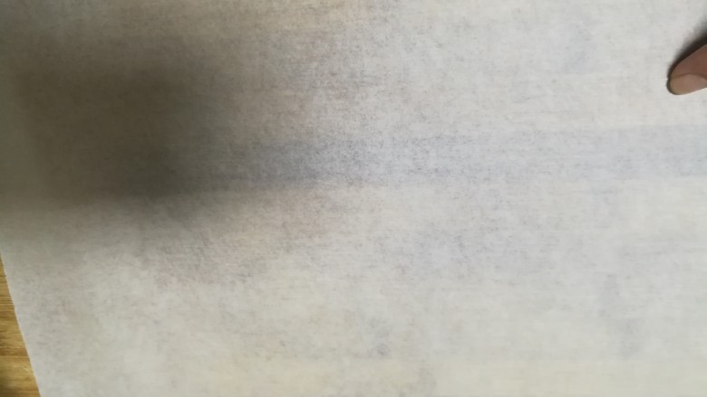 一眼就倾心,让人惊艳的雪媚娘,在砧板上铺一张厨房纸,因为这是马上可以吃的,所以一定要保证卫生干净。