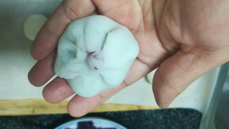 一眼就倾心,让人惊艳的雪媚娘,像做包子一样捏紧