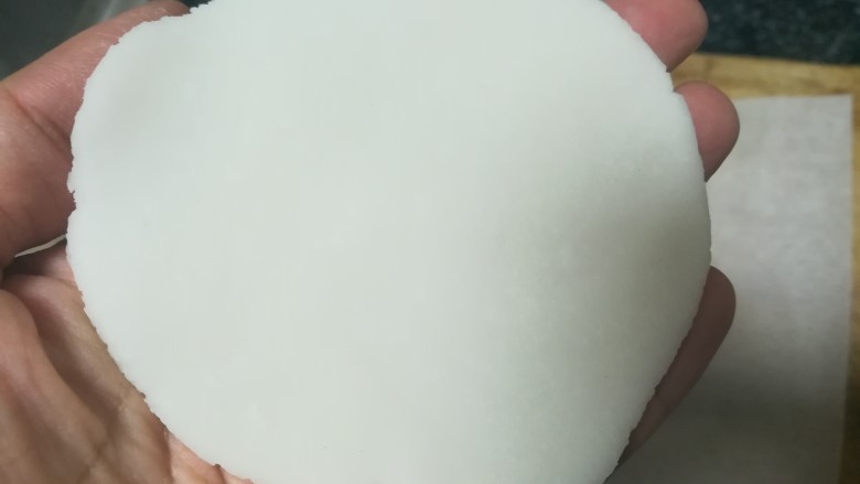 一眼就倾心,让人惊艳的雪媚娘,擀好的雪媚娘,真是白如雪,让人看着就喜欢。