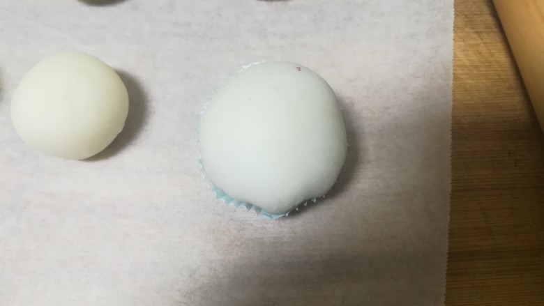 一眼就倾心,让人惊艳的雪媚娘,倒回来放在一个小纸杯里面。
一个雪媚娘就做好了,讲真,我很想吃它呢,可是想着还没做好的雪媚娘,我咽下了口水。