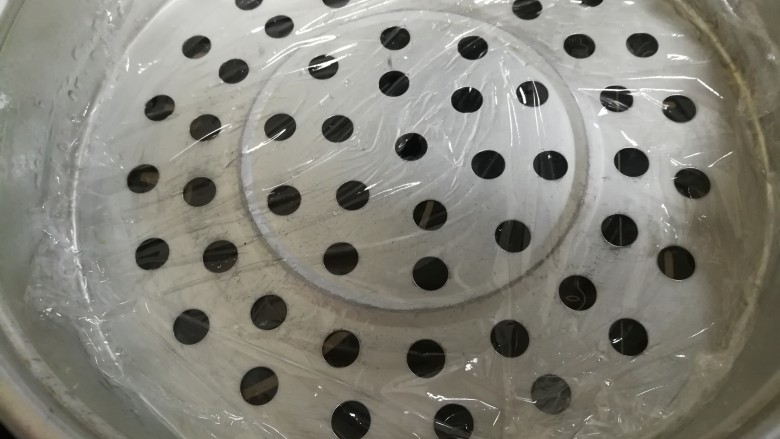 #舌尖上的乡愁#鼠曲粿,准备笪子,先铺一层保鲜膜,用筷子戳几个洞出气,出水