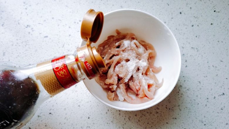下饭菜~青椒肉丝,加一点<a style='color:red;display:inline-block;' href='/shicai/ 788'>生抽</a>,量也不用太多,能让肉均匀上色就够了。