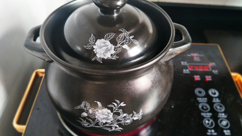 枇杷叶冰糖雪梨水,盖上火锅。大火煮开转小火,煮两个钟头左右