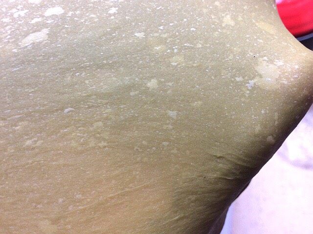 刀切花式面包,揉至面团光滑有韧性的面膜,盖好面团使面团发至两倍大