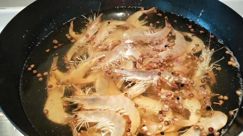 盐水白灼虾,大火烧开,2分钟即可捞出来摆盘中。