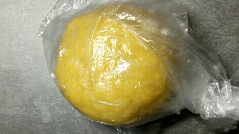 辅食计划~黄油花朵小饼干,再用手揉成团,注意不要揉过度,然后盖上保鲜膜,松弛十分钟。