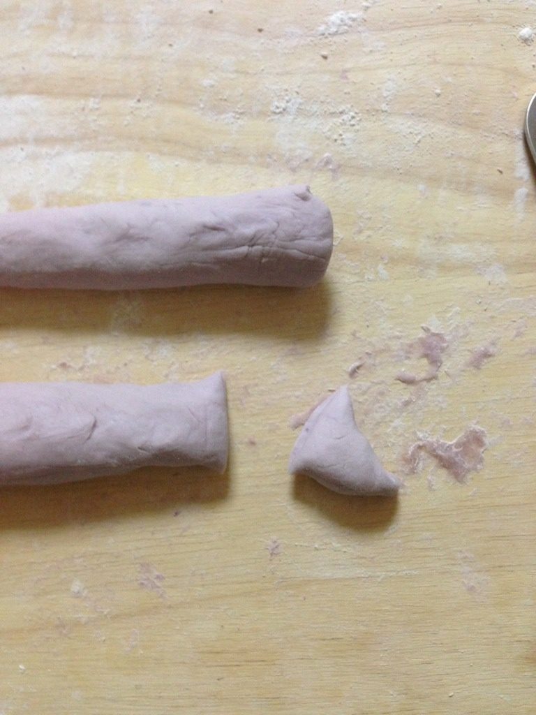 紫薯花卷,把面团搓成棍状,等分切成小挤子;