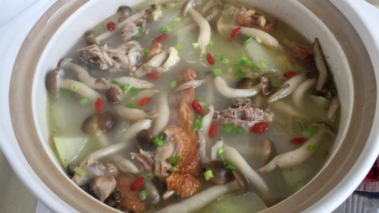 给烤鸭架换个吃法➕冬瓜蟹味菇鸭架汤,再点缀一些枸杞增加点颜色,即可关火享用了。我用的是即食枸杞,所以没有再泡发,撒上汤面就可以