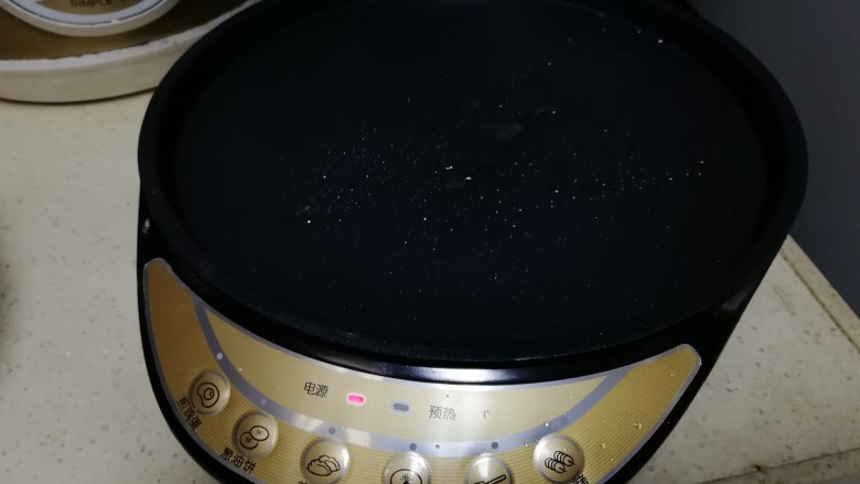 黑胡椒煎饼果子,预热,预热灯灭了,滴地一声就是预热完毕