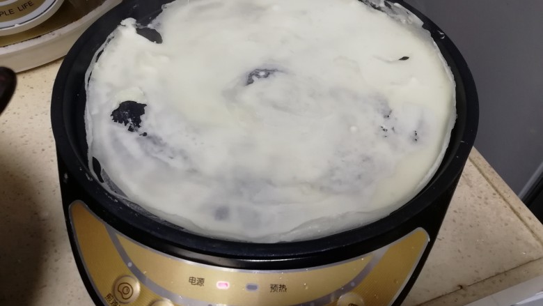 黑胡椒煎饼果子,中间气泡,边缘卷皮,代表面皮好了