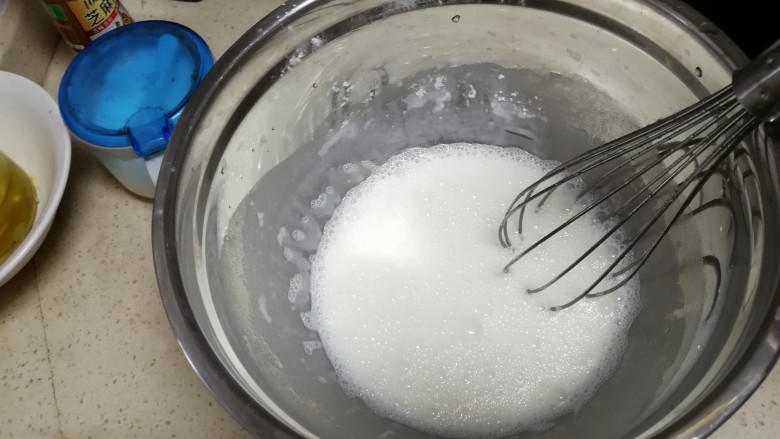 黑胡椒煎饼果子,加水,搅拌均匀