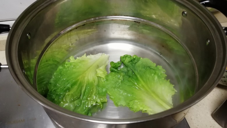 黑胡椒煎饼果子,生菜用开水烫一下,消毒,怕影响口感,也可以不烫,就清洗下