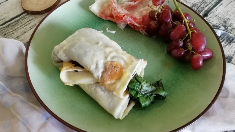 黑胡椒煎饼果子,对折装盘,上桌