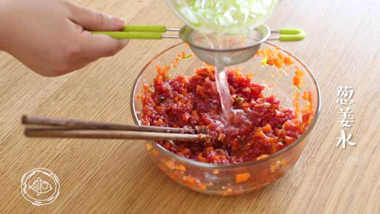 胡萝卜牛肉饼12m+,接着,牛肉馅中放入胡萝卜碎、小葱碎、少量盐、<a style='color:red;display:inline-block;' href='/shicai/ 692'>酱油</a>,顺时针搅拌均匀~