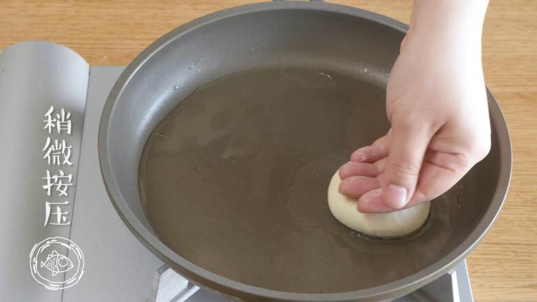 胡萝卜牛肉饼12m+,锅中刷油,放入饼,稍微压一下~