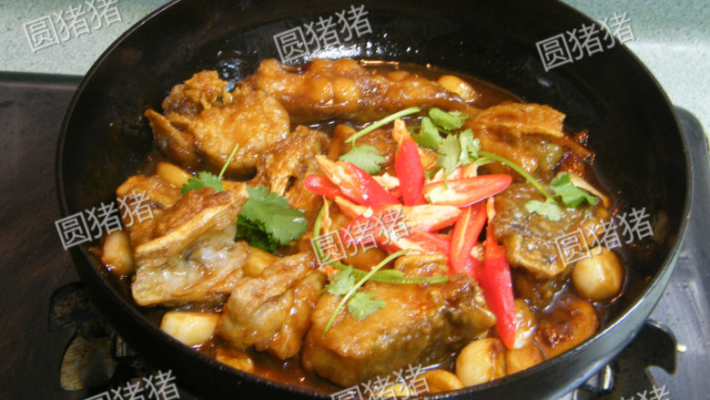 蒜子焖鲶鱼,焖至汤汁浓稠时,放入红椒丝及<a style='color:red;display:inline-block;' href='/shicai/ 131'>香菜</a>叶即可装盘。