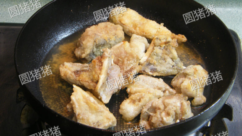 蒜子焖鲶鱼,煎至鱼块表面微黄色,捞出沥净油。