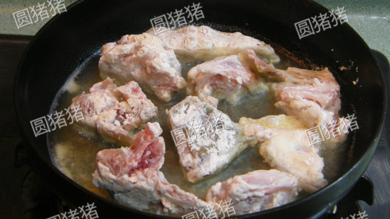 蒜子焖鲶鱼,锅内放3大匙油,烧热后放入鱼块,中火煎制。