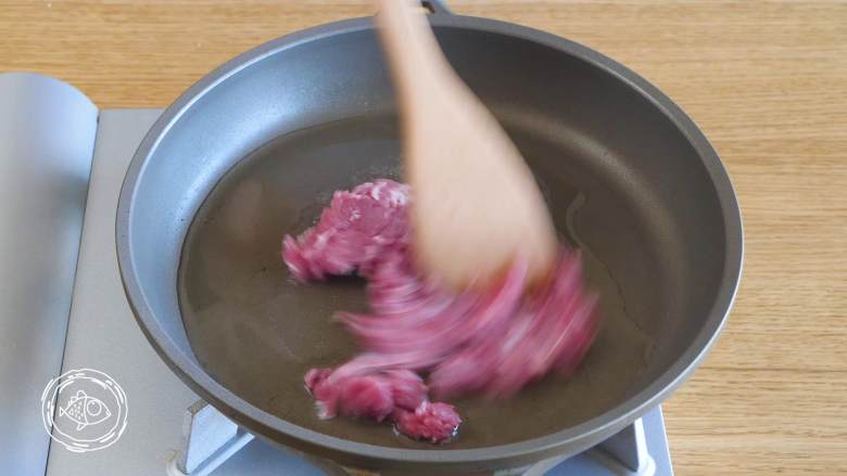 萝卜糕12m+,倒入切好的肉末,炒熟~