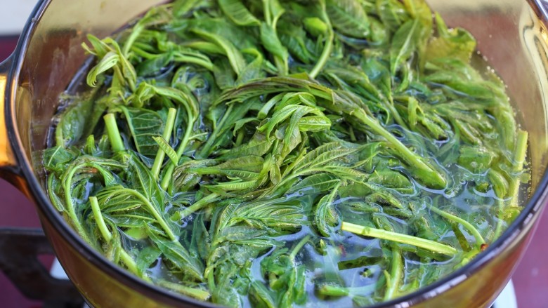 香椿拌豆腐,另起锅烧开水加几滴食用油和一茶匙盐,再放入香椿焯烫约一分钟