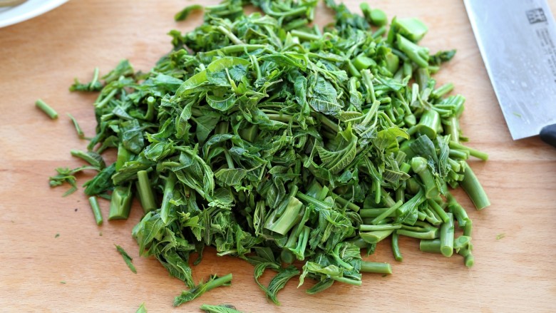 香椿拌豆腐,待香椿变绿后捞出过凉水,挤干水分切碎