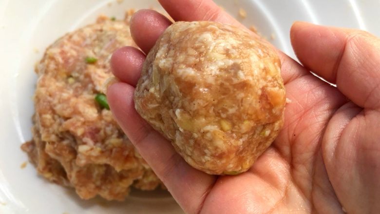 珍珠丸子,抓一块肉末,把它搓圆